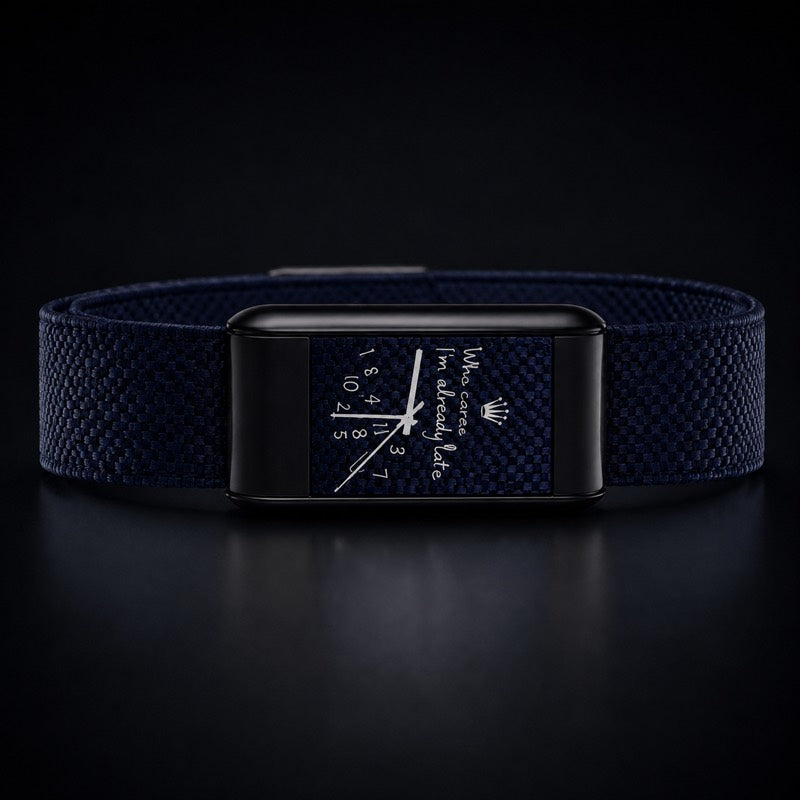 Le bracelet marine à plat, cadran « Who cares, I'm already late » allumé.