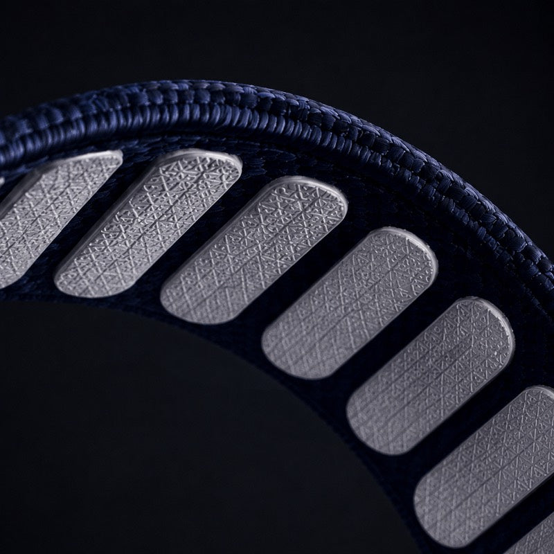 Macro de l'intérieur matelassé du bracelet marine, coussinets antidérapants.